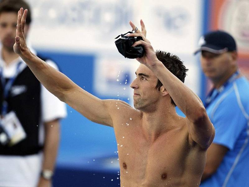 Americký plavec Michael Phelps se raduje po vítězství na 200 metrů motýlek na MS v Římě.