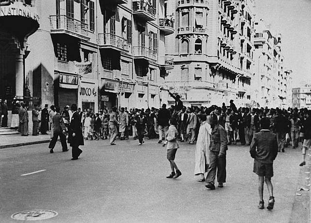 Dav pochoduje k hotelu Shepherd v Káhiře v Egyptě 25. ledna 1952