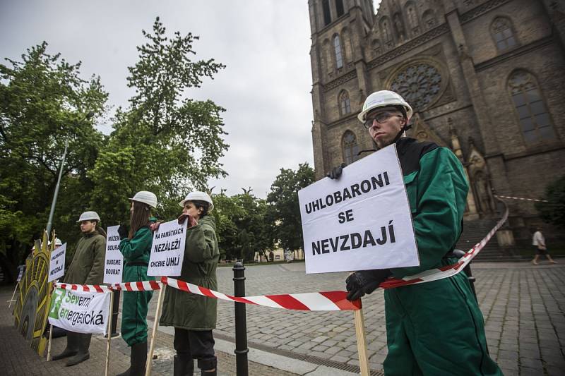 Občanská iniciativa Limity jsme my uspořádala 11. června na náměstí Míru v Praze happening jako součást dne protestů za zachování limitů a proti těžbě uhlí. 