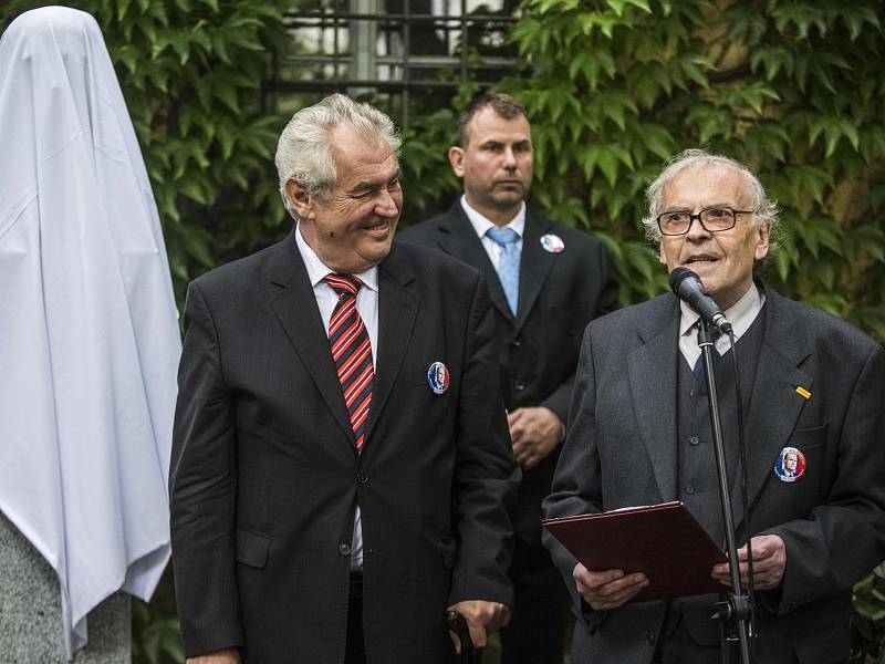 Prezident Miloš Zeman s předsedou Jazzové sekce Karlem Srpem se zúčastnil 13. července v zahradách pod Pražským hradem odhalení busty bývalého francouzského prezidenta Françoise Mitterranda.