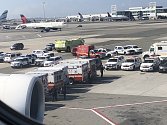 Airbus A380 skončil na letišti JFK v karanténě. Kolem se shromáždily desítky záchranek a policejních aut.