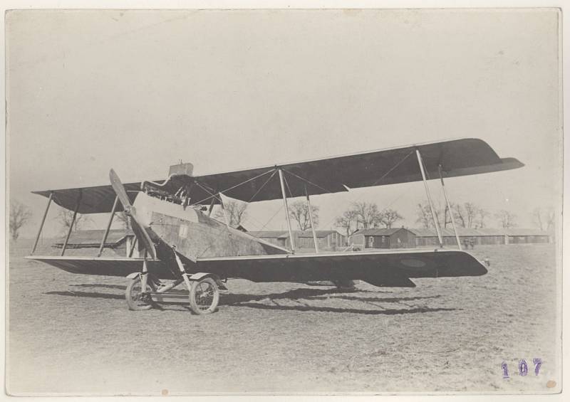 První výcvikový letoun A-1, zalétaný v prototypu na sklonku roku 1919 a dodávaný v sérii pětatřiceti kusů armádě od dubna 1920. Na obrázku A-1.25 (čili pětadvacátý vyrobený) u 1. leteckého pluku v Praze – Kbelích