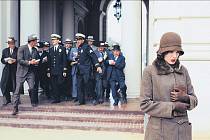 Sama proti světu. Christine Collinsová (Angelina Jolie) čelí psychickému tlaku ze strany policie i novinářů.