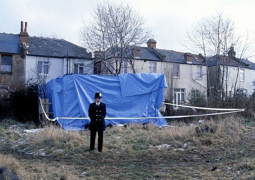 Forenzní vyšetřování vraždy na anglickém venkově v minulém století. Ilustrační foto.