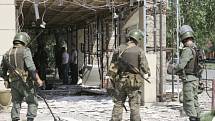 Pět policistů zabil a dalších 12 zranil sebevražedný atentátník v Grozném, metropoli autonomního Čečenska na neklidném ruském severním Kavkazu.