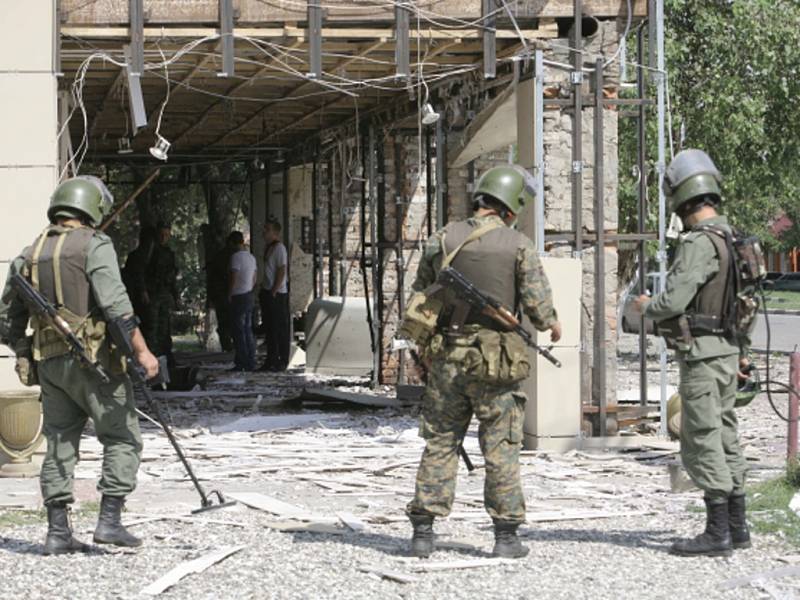 Pět policistů zabil a dalších 12 zranil sebevražedný atentátník v Grozném, metropoli autonomního Čečenska na neklidném ruském severním Kavkazu.