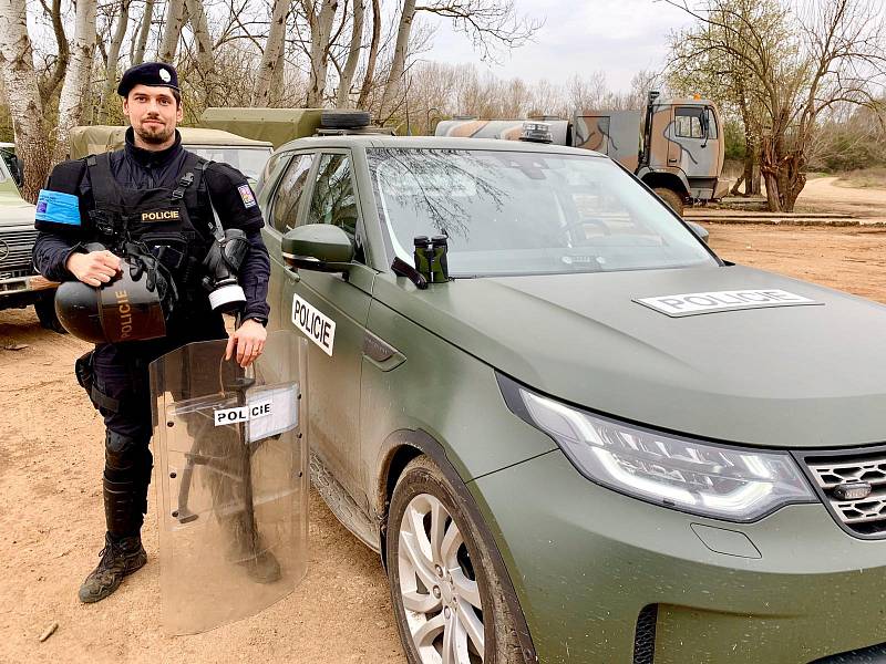 V plné polní. Český policista Jiří Ulehla s výstrojí, kterou používal při své misi v rámci Frontexu na řecko-turecké hranici