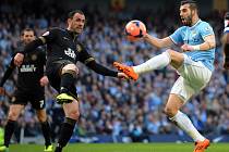 Alvaro Negredo z Manchesteru City (vpravo) a Ivan Ramis z Wiganu.