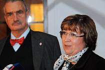 Předseda TOP 09 Karel Schwarzenberg (vlevo) představil 25. října v Poslanecké sněmovně v Praze novou ministryni práce a sociálních věcí, bývalou senátorku Ludmilu Müllerovou (vpravo).