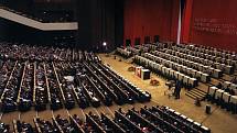 V pátek 10. dubna 1987 se uskutečnilo v pražském Paláci kultury slavnostní shromáždění československo-sovětského přátelství na kterém přednesli projevy soudruzi G.Husák a M.Gorbačov. Celkový záběr ze slavnostního shromáždění při projevu Michaila Gorbačova