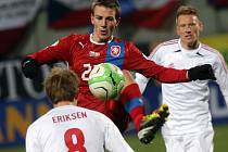 Vladimír Darida (uprostřed) si zpracovává míč proti Dánsku.