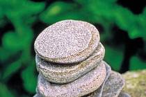SOLITÉR neobvyklého tvaru a složení si můžeme vytvořit sami pomocí docela „obyčejných“ plochých kamenů.