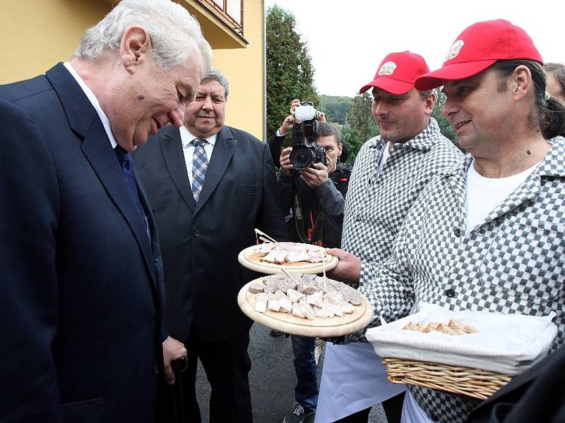 Návštěva prezidenta Miloše Zemana ve Zlínském kraji.  Velkořeznictví firmy Matula v Lechoticích.