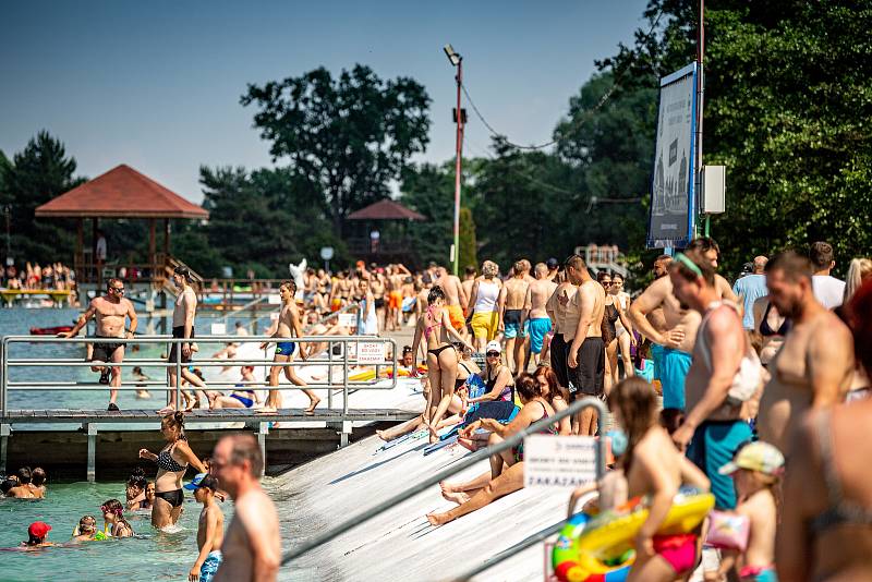 Sezónní koupaliště Sareza v Ostravě-Porubě je největším koupalištěm ve střední Evropě.