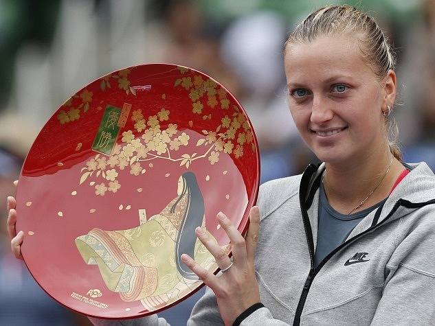 Petra Kvitová s trofejí pro vítězku turnaje v Tokiu.