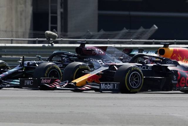 Mercedes Lewise Hamiltona (vlevo) a Red Bull Maxe Verstappena kolo na kolo v Silverstonu