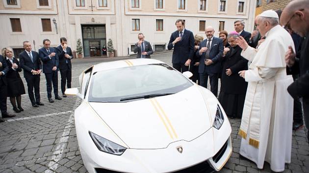 Papež František vydražil své Lamborghini
