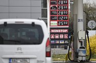 Ceny pohonných hmot u čerpací stanice. Ilustrační foto