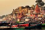 Posvátná Ganga je nejdelší indickou řekou. Rituální koupel ve Váránasí prý očistí tělo i duši věřících. Každý rok se tu koupají miliony lidí.

