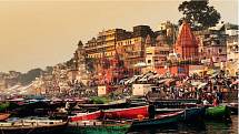 Posvátná Ganga je nejdelší indickou řekou. Rituální koupel ve Váránasí prý očistí tělo i duši věřících. Každý rok se tu koupají miliony lidí.

