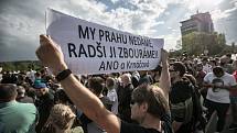 Lidé protestovali 25. dubna na Libeňském mostě v Praze proti jeho zbourání.