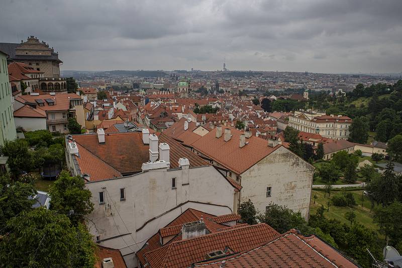 Pohled z terasy Hrzánského paláce.