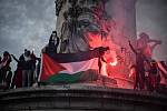 Nepovolená propalestinská demonstrace v Paříži. Francie už dříve protesty na podporu Palestiny v zemi zakázala.