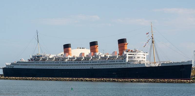 Parník TS Queen Mary se mezi léty 1936 a 1967 musel vzdát svého jména a přejmenovat se na Queen Mary II - původní jméno bez číslice si převzal legendární zaoceánský parník (na snímku).