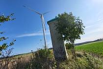 První občanská větrná elektrárna stojí v moravské obci Rozstání, srdci Drahanské vrchoviny. Trh s větrníky, jako obnovitelným zdrojem, se v Česku může znovu rozhýbat. Podílet se na tom mohou i běžní lidé.
