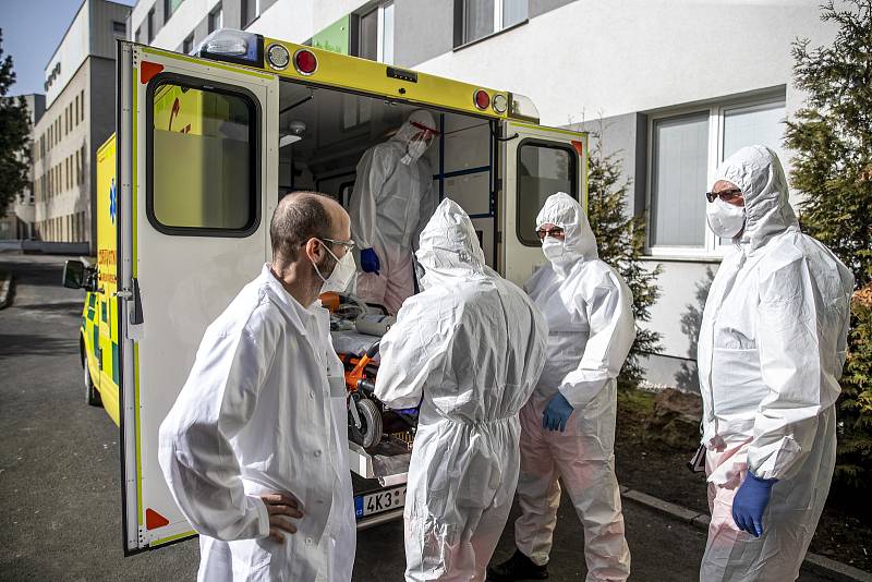 Nemocnice Sokolov při boji proti pandemii v době koronaviru 24. února v Sokolově. Vlevo primář ARO Martin Stankovič.