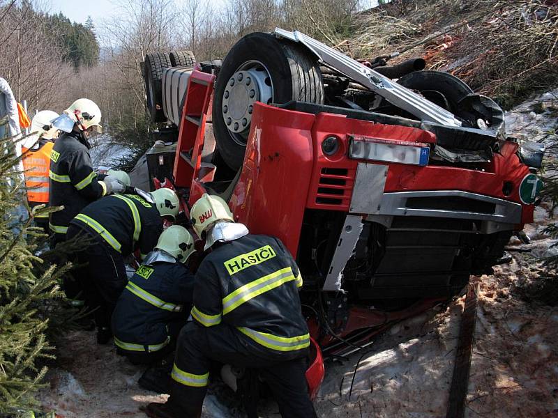 Na 142. kilometru dálnice D5 na Tachovsku narazil ve středu 9. března 2011 do odstaveného kamionu projíždějící nákladní automobil. Hasiči se snažili řidiče ze zdemolované kabiny v nepřístupném terénu vyprostit, ale lékař na místě konstatoval smrt.