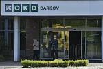 Vstup do areálu Dolu Darkov na Karvinsku na snímku z 22. května 2020