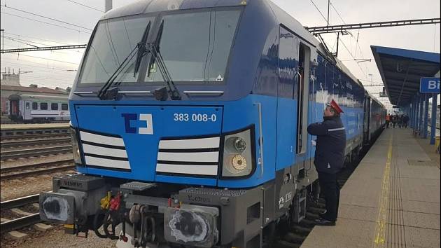 Speciální testovací vlak na 200 km/h táhla lokomotiva Siemens Vectron společnosti ČD Cargo.