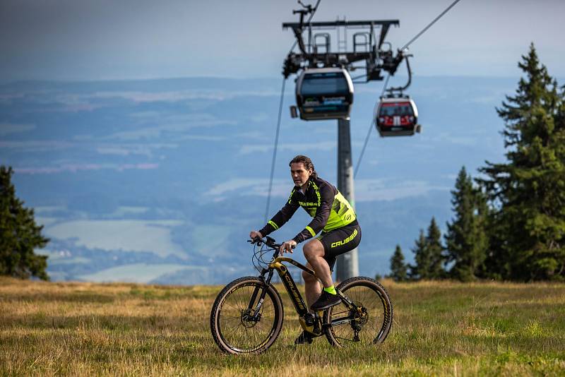 A znovu reklama. Takto Jágr natáčel spot pro výrobce elektrokol