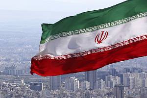 Íránská vlajka nad Teheránem. Ilustrační foto.