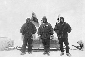 Robert Falcon Scott při první výpravě do Antarktidy v roce 1902. Scott je na snímku uprostřed, vlevo od něj stojí Ernest Shackleton.
