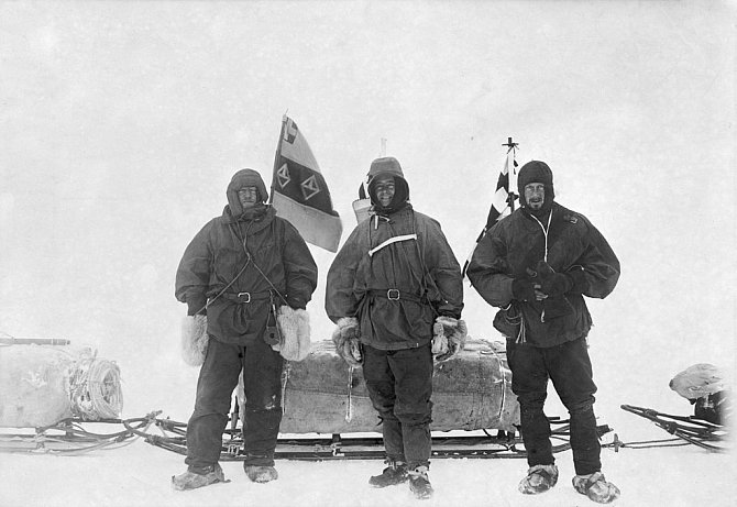 Robert Falcon Scott při první výpravě do Antarktidy v roce 1902. Scott je na snímku uprostřed, vlevo od něj stojí Ernest Shackleton.
