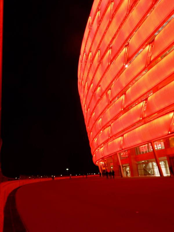 Olympijský stadion v Baku připomíná - nejen nasvícením - Allianz Arenu v Mnichově. Stavět jej začali v roce 2011, hotový byl o čtyři roky později.