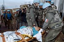 Zaměstnanci OSN v únoru 1994 převážejí jednu z obětí útoku na tržiště Markale v Sarajevu, aby ji letecky přepravili do nemocnic poblíž Frankfurtu nebo Záhřebu.  Den předtím na hlavním sarajevském tržišti vybuchla bomba, která zabila 68 lidí a 200 zranila.