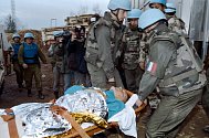 Zaměstnanci OSN v únoru 1994 převážejí jednu z obětí útoku na tržiště Markale v Sarajevu, aby ji letecky přepravili do nemocnic poblíž Frankfurtu nebo Záhřebu.  Den předtím na hlavním sarajevském tržišti vybuchla bomba, která zabila 68 lidí a 200 zranila.