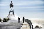 Lidé v německém Wilhelmshavenu pozorují moře rozbouřené bouří Sabine.