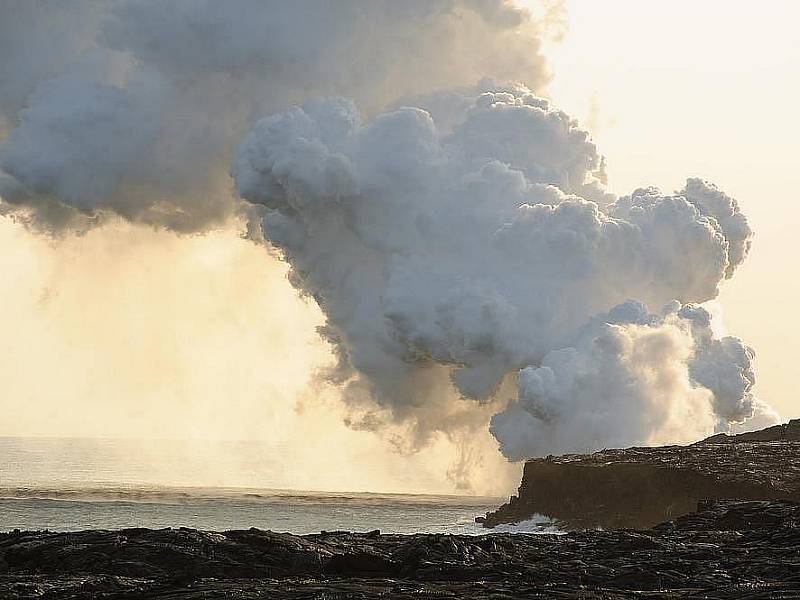 Do výšky 5000 metrů vychrlila indonéská sopka Sinabung sloup popela. Podle agentury AP jde o nejmohutnější erupci tohoto vulkánu od chvíle, kdy po čtyřech staletích začala znovu soptit. 