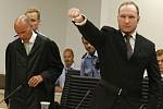 Anders Breivik před vynesením rozsudku předvedl svůj pozdrav