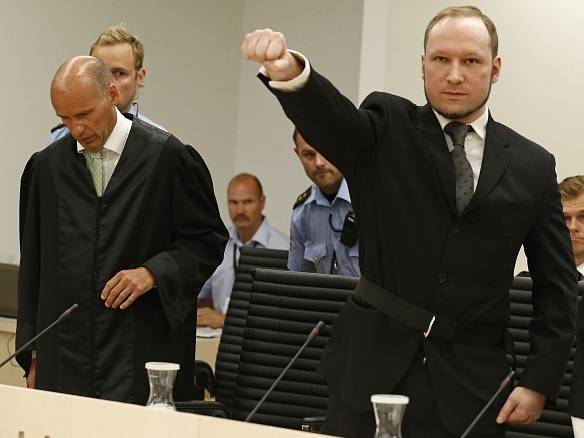 Anders Breivik před vynesením rozsudku předvedl svůj pozdrav