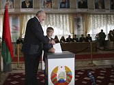 Běloruský prezident Alexandr Lukašenko se svým synem u volební urny