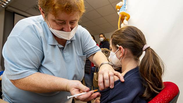 Zdravotnice v ústecké Masarykově nemocnici očkuje dívku vakcínou proti koronaviru