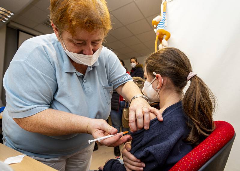 Zdravotnice v ústecké Masarykově nemocnici očkuje dívku vakcínou proti koronaviru