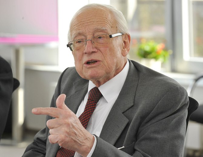 Jeden ze zakladatelů české kvantové chemie Rudolf Zahradník (na archivním snímku z 26. března 2014)