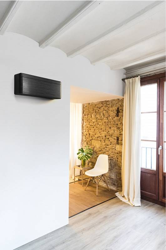 Klimatizace Daikin série Stylish se vyrábí v designovém černém provedení, s funkcí chlazení i topení, má energetickou třídou A++.