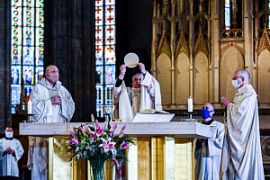 Kardinál Dominik Duka (uprostřed) sloužil na Zelený čtvrtek 9. dubna 2020 v chrámu svatého Víta v Praze mši připomínající den poslední večeře Páně, při které se Ježíš loučil s apoštoly